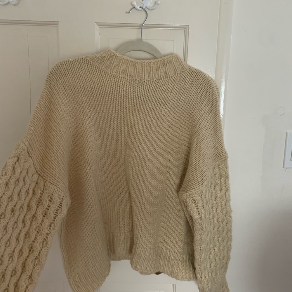 Forever 21 Cream Knitted Sweater SIZE: S